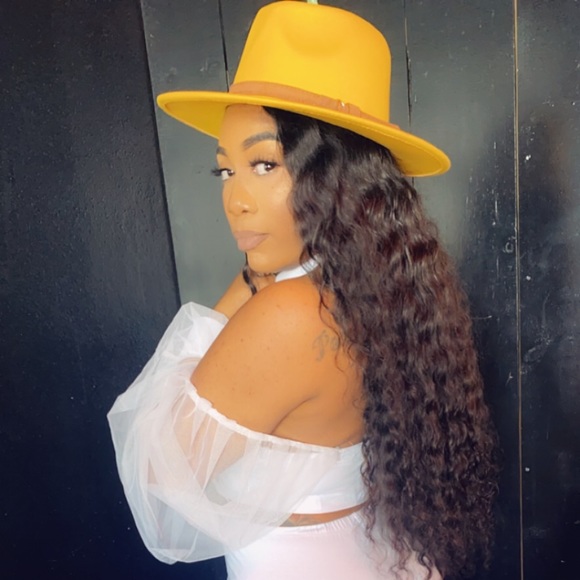 Meet your Posher, Ciara - Picture 1 of 1